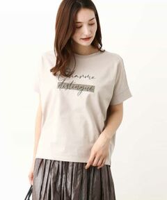 何枚あっても困らないデザインTシャツ<br> ロゴとカラーデザインがアクセントに<br><br> ■デザイン<br> ありそうでないロゴとカラーの配色がポイントのTシャツ。ゆったりとした身頃ですが、着こなすとすっきりと見えるブランド定番人気のシルエットです。<br><br> ■素材<br> 程よい肉感のコットン素材は透けすぎず、体のラインを拾いにくいのも魅力な生地感。<br><br> ■コーディネート<br> シンプルなTシャツはコーデを考えずに着こなせます。着丈も長すぎないので、ボトムにインせずとも着こなしやすいのも嬉しい。タイトスカートからワイドパンツまでボトムを選ばずにデイリーに着回せます。<br><br> --------------------<br> 洗濯表示：洗濯機洗い可<br> 透け感：なし<br> 裏地：なし<br> 伸縮性：あり<br> 生地の厚さ：やや薄手<br> --------------------<br><br> ※自然光・照明の関係、パソコン・スマートフォンなどの環境により、実際と色味が違って見える場合がございます。予めご了承ください。商品の色味は、詳細画像をご参照ください。<br> ※サンプルでの撮影となるため、実際にお届けする商品と仕様やサイズが異なる場合がございます。 <br><br>▼カラー番号表記<br> ベージュ(82)、ホワイト(90)