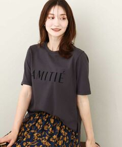 ニュアンスカラーが可愛い<br> こなれ感たっぷりのロゴTシャツ<br><br> ■デザイン<br> フロントにフロッキープリントロゴをあしらったTシャツ。ニュアンスカラーのロゴTで大人っぽく着こなせる一枚です。程よくリラックスなシルエットはシンプルに合わせるだけでこなれた印象に。<br><br> ■素材<br> 程よい肉感のコットン素材は透けにくく、体のラインを拾いにくいのも魅力な生地感。接触冷感機能付き。<br><br> ■コーディネート<br> 半袖よりもやや長めの肘上の袖丈は着こなせる季節が長いのも嬉しい。一枚でももちろん、シンプルなロゴTはブルゾンやカーディガンのインナーとしても重宝します。ベストやジャンスカなどのインナー使いも◎<br><br> --------------------<br> 洗濯表示：洗濯機洗い可<br> 透け感：なし（淡色はややあり）<br> 裏地：なし<br> 伸縮性：あり<br> 生地の厚さ：やや薄手<br>  --------------------<br><br> ※自然光・照明の関係、パソコン・スマートフォンなどの環境により、実際と色味が違って見える場合がございます。予めご了承ください。商品の色味は、詳細画像をご参照ください。<br> ※サンプルでの撮影となるため、実際にお届けする商品と仕様やサイズが異なる場合がございます。 <br><br>▼カラー番号表記<br> ホワイト(90)、ダークグレー(93)