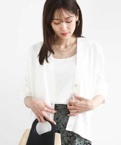 接触冷感、UVカット機能付きが嬉しいニットカーデ<br><br> ■デザイン<br> 程良いゆとりとドロップショルダーで抜け感のあるバランスで着こなせるニットカーディガン。存在感のある飾りポケットディティールでメリハリのある仕上がりに。<br><br> ■素材<br> やや清涼感のあるドライタッチな素材がシーズン問わず着こなしやすい。やわらかな素材は肌触りの良さも魅力。接触冷感、UVカット機能付き素材。<br><br> ■コーディネート<br> 前後差のついた裾脇のスリット入りのデザインは、パンツ、スカート問わずにコーディネートを楽しめます。<br><br> --------------------<br> 着用シーズン<br> 春：◎　夏：○　秋：◎　冬：○<br> --------------------<br> 洗濯表示：手洗い可<br> 透け感：なし（淡色はややあり）<br> 裏地：なし<br> 伸縮性：あり<br> 生地の厚さ：ふつう<br> --------------------<br><br> ■スタッフ着用コメント <br><br>＜スタッフ身長：157cm/着用サイズM(38)/普段の着用サイズS(36)〜M(38)＞<br> さらさら、なめらかな軽い素材で軽く羽織れるVネックカーディガンです。レーヨン混のドライタッチな質感で肌離れ良く、ロングシーズンで便利な一枚。サイズ感はゆったりめで、後ろがやや長めのリラックスシルエット。飾りポケットデザインがアイキャッチになり、シンプルなインナーに合わせても素敵に決まります。UVカット、接触冷感の機能性素材なのもうれしいポイントです。 <br><br>＜スタッフ身長：163cm/着用サイズM(38)/普段の着用サイズM(38)＞<br> サラサラとした、とろみのある素材感のカーディガンは肌に触れる部分が優しいので 着ていてノーストレスです。ざっくりとしたシルエットはボリューム袖のインナーを着ても問題のないサイズ感です。 <br><br>＜スタッフ身長：162cm/着用サイズM(38)/普段の着用サイズM(38)＞<br> Vネックサイドスリットニットカーディガンは、接触冷感とUVカット機能を備え、春のお出かけに最適です。ドロップショルダーでリラックスしたシルエット演出してくれます。また飾りポケットがさりげないアクセントにもなってくれます。 <br><br>--------------------<br><br> ※自然光・照明の関係、パソコン・スマートフォンなどの環境により、実際と色味が違って見える場合がございます。予めご了承ください。商品の色味は、詳細画像をご参照ください。<br> ※サンプルでの撮影となるため、実際にお届けする商品と仕様やサイズが異なる場合がございます。