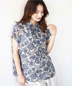 大人っぽく着こなす総柄ブラウス<br><br> ■デザイン<br> 涼しげな印象の更紗模様のプリントシフォンブラウス。どちらを前にしても着こなせる前後2way仕様で、引っかけて垂らすだけのタイデザインがポイントに。<br><br> ■素材<br> 透け感のあるシフォン素材は軽やかな印象。伸縮性のあるサテンスムースの裏地付きで透け感も気にせず、着心地アップのケアをしています。<br><br> ■コーディネート<br> 総柄ですが落ち着いたカラー展開は大人のコーデにもマッチ。パンツもスカートも合わせるボトムは選びませんが、ヒップは隠れない着丈なので、ボリュームボトムにはウエストインして着こなすのがおすすめ。同素材のスカートとセットアップでワンピース見えの着こなしも楽しめるので、セットで持っておくと何かと便利な一枚です。<br><br> --------------------<br> 着用シーズン<br> 春：○　夏：◎　秋：×　冬：×<br> --------------------<br> 洗濯表示：洗濯機洗い可<br> 透け感：あり<br> 裏地：あり<br> 伸縮性：なし<br> 生地の厚さ：薄手<br> --------------------<br><br>  ■スタッフ着用コメント <br><br>＜スタッフ身長：160cm/着用サイズM(38)/普段の着用サイズS(36)〜M(38)＞<br> 更紗模様が大人な印象のシフォンブラウスです。総柄ですがカラーが落ち着いているので派手すぎず、コーディネートを華やかにしてくれます。身頃は裏地付きなので一枚でも着用できて、前ボタンなので着脱もしやすいです。 <br><br>＜スタッフ身長：157cm/着用サイズM(38)/普段の着用サイズS(36)〜M(38)＞<br> 落ち着いた色柄が素敵な、一枚で映えるシフォンブラウス。甘すぎないフラワープリントでオンオフ兼用で着回せそうな一枚です。素材感はとっても軽く、肌なじみの良い柔らかな手触り。サイズ感はゆったりめで、身体に張り付かずにふんわりとした着心地でした。お袖丈はちょうど肩先をカバーしてくれる絶妙な丈感で、脇の下が開きすぎないデザインなのもうれしいポイント。シワになりにくく洗濯機洗い可能なイージーケアアイテムです。 <br><br>＜スタッフ身長：157cm/着用サイズM(38)/普段の着用サイズM(38)＞<br> 胸元のボウタイがポイントのブラウスです。タンクトップ型のストレッチ性のある裏地が付いていて透けの心配も要りません。全体的にシアーな透け感が軽さを演出してくれますよ。肩を隠してくれる袖丈がポイントです。 <br><br>--------------------<br><br> ※自然光・照明の関係、パソコン・スマートフォンなどの環境により、実際と色味が違って見える場合がございます。予めご了承ください。商品の色味は、詳細画像をご参照ください。<br> ※サンプルでの撮影となるため、実際にお届けする商品と仕様やサイズが異なる場合がございます。