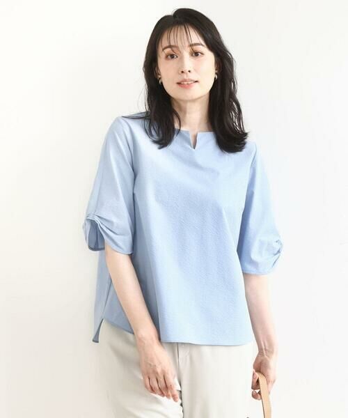 MK MICHEL KLEIN / エムケーミッシェルクラン シャツ・ブラウス | キーネックデザインブラウス/撥水/UVカット/洗える（ライトブルー）