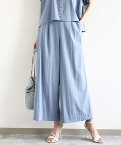 セットアップ対応！きれいめカジュアル素材が嬉しいワイドパンツ<br><br> ■デザイン<br> ファスナーなどがなくプルオンで履くことができるラクチンなワイドパンツ。リラクシーな着心地ながらも、前ウエストはすっきりときれいめなデザインに仕上げることで、きれいめにも履きこなせます。サイドのベンツ開きでやや広がるワイドシルエットがポイント。<br><br> ■素材<br> 程よいシボ感で生地に表情があり、きれいめカジュアルな雰囲気のある素材を使用。ナイロン混のさらっとした風合いも涼しげで、ストレッチ性もあるので着心地抜群。透け感も感じにくい素材は一枚でも安心。UVカット・接触冷感の機能素材です。<br><br> ■コーディネート<br> 着心地の良さ抜群のワイドパンツはお休みの日やご旅行などにもおすすめ。同素材のブラウスとセットアップでの着こなしも楽しめます。<br><br> --------------------<br> 着用シーズン<br> 春：○　夏：◎　秋：△　冬：×<br> --------------------<br> 洗濯表示：手洗い可<br> 透け感：なし<br> 裏地：なし<br> 伸縮性：あり<br> ウエスト：後ろゴム仕様<br> 生地の厚さ：やや薄手<br> --------------------<br><br>  ■スタッフ着用コメント <br><br>＜スタッフ身長：157cm/着用サイズM(38)/普段の着用サイズS(36)〜M(38)＞<br> 汗ばむ季節におすすめな接触冷感・UVカット機能付きワイドパンツです。程よいシボ感で生地に表情があり、大人カジュアルコーデにマッチしやすくなっております。合わせるアイテム次第ではお仕事用でも着回し出来そうです。ウエストゴム仕様でラクな穿き心地ながらも、ストンと落ち感がありスッキリした印象です。 足元もパンプス、サンダル、スニーカーどのタイプとも相性良く合わせて頂けます。サイズ感はややゆったりめですが、普段ボトムS〜Mサイズの私でウエスト位置が落ちすぎることなく、ちょうど良く着用出来ました。 <br><br>＜スタッフ身長：163cm/着用サイズM(38)/普段の着用サイズM(38)＞<br> 普段使いから綺麗めまで幅広いシーンで大活躍◎両サイドにスリットが入っていて、動くと揺れてこなれ感あり！軽くて涼しいので暑い夏にピッタリな一枚です。ウエストはオールゴム仕様なのでゆったりと穿けてストレス知らずなラクチンパンツです。 <br><br>＜スタッフ身長：160cm/着用サイズM(38)/普段の着用サイズS(36)〜M(38)＞<br> プルオンタイプでラクに穿きやすいワイドパンツです。UVカットと接触冷感機能付きで汗ばむ季節もさらっと涼しく着ていただけます。Tシャツなどと合わせたカジュアルスタイルでも、同素材のブラウスと合わせたセットアップでも着用でき、着回しもしやすく旅行などにもぴったりです！ <br><br>--------------------<br><br> ※自然光・照明の関係、パソコン・スマートフォンなどの環境により、実際と色味が違って見える場合がございます。予めご了承ください。商品の色味は、詳細画像をご参照ください。<br> ※サンプルでの撮影となるため、実際にお届けする商品と仕様やサイズが異なる場合がございます。