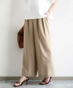 シワになりにくいリラクシーな大人ワイドパンツ<br><br> ■デザイン<br> カジュアルにもきれいめにも着こなしやすい2タックデザインのワイドパンツ。腰周りは身体のラインを拾わずゆったりと、ウエストは細見えする美シルエットに仕上げました。後ろウエストはゴム入りで、楽な履き心地。<br><br> ■素材<br> 涼しげでやわらかな合繊素材を使用。とても軽くシワになりにくい素材です。<br><br> ■コーディネート<br> 着て行くシーンを選ばないパンツは着回し力抜群。合わせるトップスを選ばずに着こなせます。シワになりにくくアイロンレスも高ポイント、ご旅行などにも重宝してくれます。<br><br> --------------------<br> 着用シーズン<br> 春：◎　夏：◎　秋：△　冬：×<br> --------------------<br> 洗濯表示：洗濯機洗い可<br> 透け感：なし<br> 裏地：なし<br> 伸縮性：ややあり<br> ウエスト：後ろゴム仕様<br> 生地の厚さ：やや薄手<br> --------------------<br><br> ※自然光・照明の関係、パソコン・スマートフォンなどの環境により、実際と色味が違って見える場合がございます。予めご了承ください。商品の色味は、詳細画像をご参照ください。<br> ※サンプルでの撮影となるため、実際にお届けする商品と仕様やサイズが異なる場合がございます。