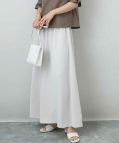 エレガントに履きこなせる大人ワイドパンツ<br><br> ■デザイン<br> たっぷりとした裾幅が大人の女性にぴったりなエレガントに履けるワイドパンツ。ウエストベルトはフロント部分にギャザーの寄らない、きれいめに履ける仕様のプルオンタイプのパンツです。<br><br> ■素材<br> 程良い光沢感と反発感のあるシワになりにくい合繊素材を使用。さらりとした涼しげな肌触りが特徴。<br><br> ■コーディネート<br> 分量感のあるガウチョパンツはシンプルなトップスと合わせるだけで様になります。素材の表面感がきれいめなので、カジュアルになりすぎずに大人コーデにマッチします。裏なしなので軽い履き心地も嬉しい。<br><br> --------------------<br> 着用シーズン<br> 春：○　夏：◎　秋：△　冬：×<br> --------------------<br> 洗濯表示：洗濯機洗い可<br> 透け感：なし<br> 裏地：なし<br> 伸縮性：なし<br> ウエスト：後ろゴム仕様<br> 生地の厚さ：やや薄手〜ふつう<br> --------------------<br><br>  ■スタッフ着用コメント <br><br>＜スタッフ身長：157cm/着用サイズM(38)/普段の着用サイズS(36)〜M(38)＞<br> とろみ素材でカジュアルすぎない、オンオフ兼用で着回せるきれいめワイドシルエットパンツです。素材はなめらかで落ち感のあるポリエステル素材で、ハリがあるというよりもテロテロとした柔らかな質感。裏地なしデザインですが、透け感なく涼しくはけて、ウエストはらくちんな後ろゴム仕様。丈感は157センチでくるぶしが隠れるくらいのしっかり長め丈で、高身長さんにもおすすめです。この季節にうれしい、しわになりにくく洗濯機洗い可能なイージーケアアイテムです。 <br><br>＜スタッフ身長：157cm/着用サイズM(38)/普段の着用サイズM(38)＞<br> ガウチョパンツのようなボリューム感があるプルオンタイプのワイドパンツ。薄手過ぎない合繊素材は裏なしでも透けが気になりません。コンパクトなトップスと合わせてきれいめに着こなしたい一本。お食事会や結婚式二次会などのお呼ばれ事にも良さそうです。 <br><br>＜スタッフ身長：157cm/着用サイズM(38)/普段の着用サイズM(38)＞<br> 贅沢な分量でスカート見えするパンツです。ウエストはプルオンタイプでリラックス感があるのにキレイ見えの一枚です。ボリューム感があるので、トップスはコンパクトなシルエットや短い丈のものがバランスが良くオススメです。足長効果も期待できますよ。ウエストはやや大きめに感じました。 <br><br>--------------------<br><br> ※自然光・照明の関係、パソコン・スマートフォンなどの環境により、実際と色味が違って見える場合がございます。予めご了承ください。商品の色味は、詳細画像をご参照ください。<br> ※サンプルでの撮影となるため、実際にお届けする商品と仕様やサイズが異なる場合がございます。