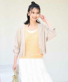 シアーな素材がトレンド感たっぷりなショート丈カーディガン<br><br> ■デザイン<br> ショート丈のドルマンカーディガン。ドルマンスリーブのやわらかいボリュームがインナーを選ばずに合わせやすい一枚です。フロントの涼しげな貝調ポリエステル釦を使用。<br><br> ■素材<br> 繊細な光沢感を持つ素材はシアーな透け感を楽しめます。今季注目のシアー素材はトレンド感があり、着こなせるシーズンが長いのも高ポイント。<br><br> ■コーディネート<br> 短めの着丈はスカートやワンピースと相性抜群。タンクトップやTシャツの上にさっとカジュアルに羽織っても、きれいめワンピースの羽織りものとしても着こなせます。薄手の素材は持ち運びにも便利です。<br><br> --------------------<br> 着用シーズン<br> 春：◎　夏：◎　秋：○　冬：×<br> --------------------<br> 洗濯表示：手洗い可<br> 透け感：ややあり<br> 裏地：なし<br> 伸縮性：あり<br> 生地の厚さ：やや薄手<br> --------------------<br><br>  ■スタッフ着用コメント <br><br>＜スタッフ身長：157cm/着用サイズM(38)/普段の着用サイズM(38)＞<br> ゆったりと羽織れるショート丈カーディガン。程よい透け感とゆとりのあるシルエットで夏場も快適に着ていただけます。着るとやや前上がりになり大人可愛い印象に。 コンパクトに持ち運べるので外出先の寒暖差対策にも便利です。 <br><br>＜スタッフ身長：157cm/着用サイズM(38)/普段の着用サイズS(36)〜M(38)＞<br> 冷房対策にもおすすめなシアー素材のショート丈カーディガンです。ドルマンスリーブで袖幅がしっかりあるのでボリュームのある袖のインナーとも合わせやすいです。 薄手ニットカーディガンは初秋などの季節の変わり目にも重宝すると思います。 <br><br>＜スタッフ身長：164cm/着用サイズM(38)/普段の着用サイズS(36)〜M(38)＞<br> ドルマンスリーブなのでインナーの袖を選ばず羽織りやすいです！短めの着丈なのでスカートやワンピースにぴったり。大きめのボタンがアクセントに可愛いです。冷房対策にもおすすめ◎長袖ですが、袖を肘までタックアップするとすっきり着こなせます！ <br><br>--------------------<br><br> ※自然光・照明の関係、パソコン・スマートフォンなどの環境により、実際と色味が違って見える場合がございます。予めご了承ください。商品の色味は、詳細画像をご参照ください。<br> ※サンプルでの撮影となるため、実際にお届けする商品と仕様やサイズが異なる場合がございます。