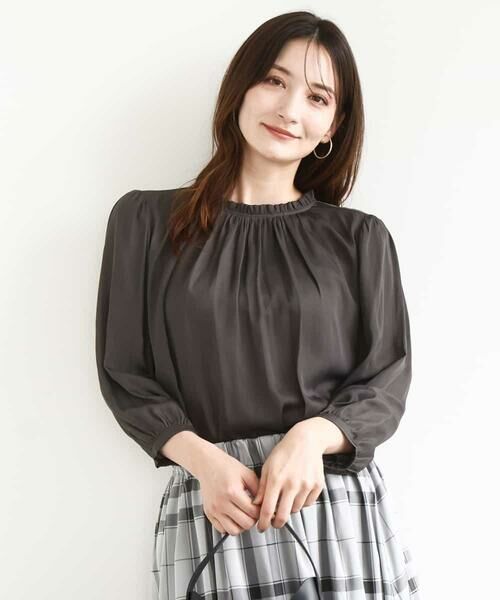 MK MICHEL KLEIN/エムケーミッシェルクラン フリルギャザーネックサテンブラウス/接触冷感/洗える ダークグレー M