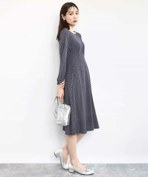 MK MICHEL KLEIN / エムケーミッシェルクラン ロング・マキシ丈ワンピース | タックデザイン幾何柄ワンピース/洗える | 詳細3