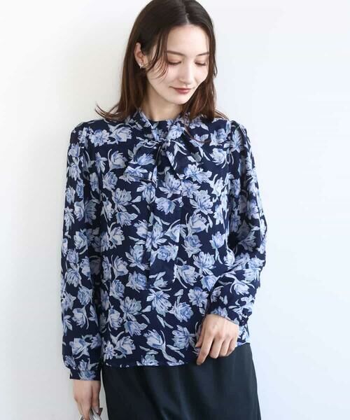 MK MICHEL KLEIN / エムケーミッシェルクラン シャツ・ブラウス | ボウタイ付き花柄シフォンブラウス/洗える（ネイビー）