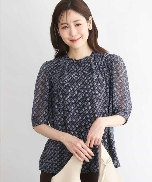 MK MICHEL KLEIN / エムケーミッシェルクラン シャツ・ブラウス | [洗える]幾何柄バンドカラー五分袖ブラウス（ブラウン）