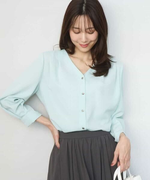 MK MICHEL KLEIN / エムケーミッシェルクラン シャツ・ブラウス | Vネックサテンブラウス/洗える | 詳細9