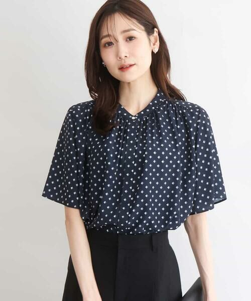 MK MICHEL KLEIN / エムケーミッシェルクラン シャツ・ブラウス | [UVカット/接触冷感/洗える]フレアスリーブ幾何柄ブラウス（ネイビー）