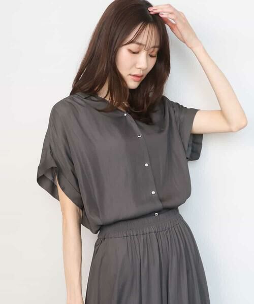 MK MICHEL KLEIN / エムケーミッシェルクラン シャツ・ブラウス | メタル釦デザイン サテン地ブラウス/接触冷感/UVカット/洗える（ダークグレー）
