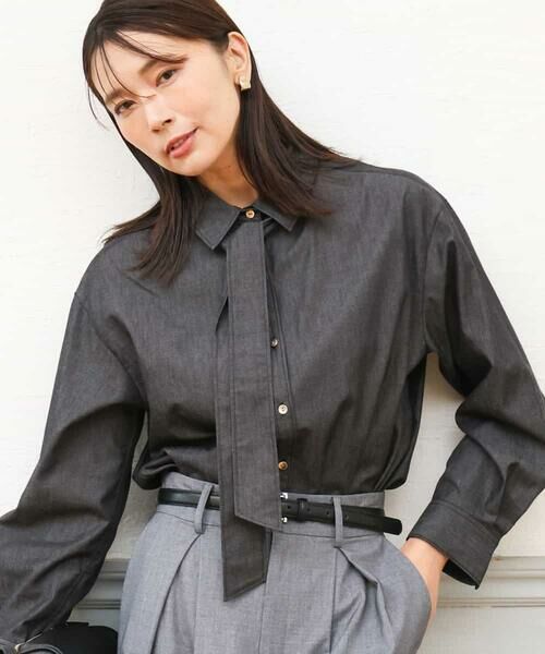 MK MICHEL KLEIN / エムケーミッシェルクラン シャツ・ブラウス | [洗える]ボウタイ付きデニムライクシャツブラウス（ブラック（デニム調））