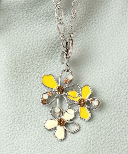 MK MICHEL KLEIN BAG / エムケーミッシェルクランバッグ チャーム | 透かしフラワーモチーフチャーム（イエロー）