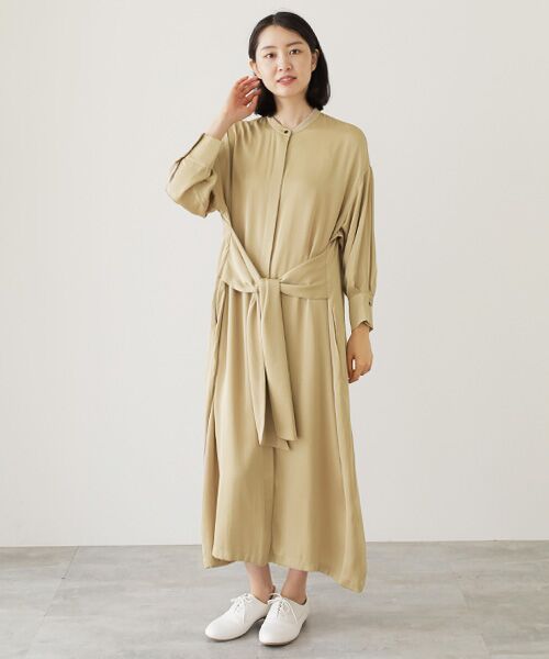 美品　ファンタサテンワンピース　ベージュ セール】 サテンジョーゼット パール調釦デザインワンピース