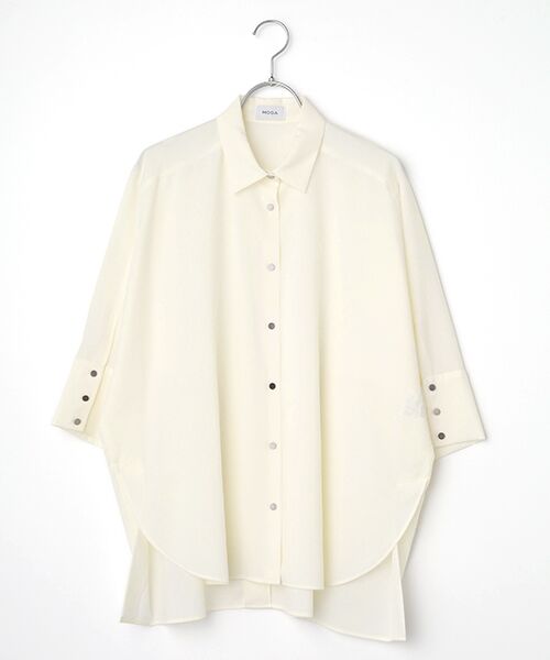 カーディガンの中にも着られる長袖ブラウス