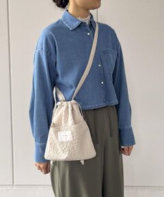 《デザイン》<br>・凹凸感のあるふくれジャカード素材を使用した巾着ショルダー。<br>単色の花柄なので甘くなりすぎず、大人っぽい仕上がりです。<br>・コンパクトですが、スマホやお財布など必需品がしっかり入る容量です。<br>普段使いはもちろん、旅行にもおススメ。<br>軽く、ソフトな仕上がりで、畳んで持ち運んでも◎<br>・これからのシーズンのスタイリングにマッチするアイテムです。<br><br>《素材》<br>表面に花柄が浮き上がるように織られたジャカード素材を使用しました。<br><br>《仕様》<br>フロントポケット×1、内装：ポケット×1<br><br>《取り扱い》<br>この商品はデザイン及び資材の風合いを重視した、ファッション性の高い製品です。<br>着用の際、他の物との引っ掛けや強力な力が加わる事により、<br>身生地が破損する恐れがあります。<br>強くひっぱったり、尖ったものや鋭利なものの収納はお避け下さい。<br>また無理な詰め込みはお避け下さい。破損の原因となります。<br>お取り扱いには十分ご注意下さい。<br>また、素材の特性上、摩擦、水濡れにより色落ちする場合がございます。<br>特に、白っぽい生地の服装時にはご使用をお避け下さい。<br>また、雨などで濡れたまま放置しないで下さい。<br>濡れた場合は乾いた布で拭き取り、陰干しして下さい。<br>洗濯機・手洗い等はお避け下さい。<br>汚れた場合は柔かい布に中性洗剤を含ませて、軽く拭く程度にして下さい。<br>ベンジン類は使用しないで下さい。<br>この商品は、強い日光（又は照明）を長時間受けますと<br>変色の恐れがありますので、ご使用及び保管の際には、御注意下さい。