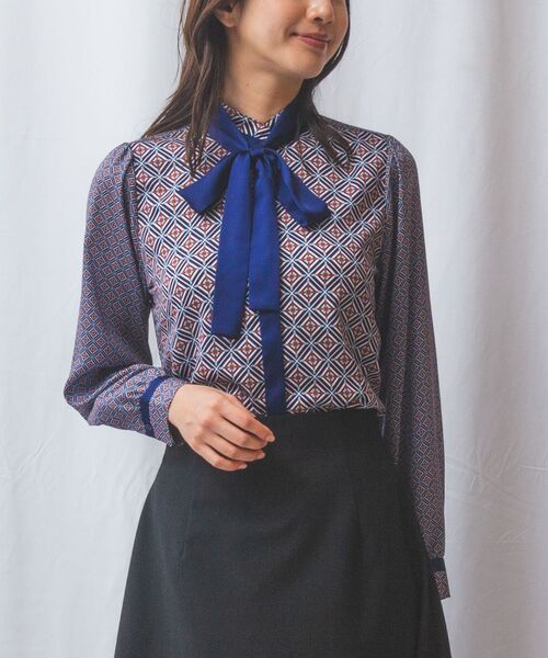 NARACAMICIE / ナラカミーチェ シャツ・ブラウス | 【NARACAMICIE】幾何柄サテンボウタイ付長袖ブラウス(ネイビー)