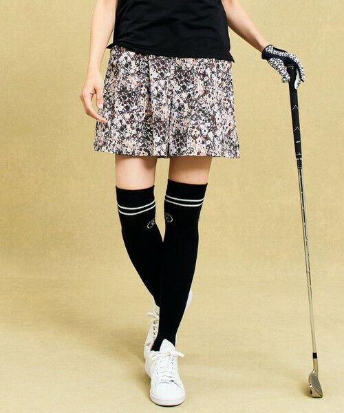 23区GOLF/ニジュウサンンクゴルフ 【WOMEN】【接触冷感/撥水/UVカット】フラワーショートパンツ 一気に華やかになるヘルシーな総柄 ブラック系5 ML 23区GOLF/ニジュウサンンクゴルフ 【WOMEN】【接触冷感/撥水/UVカット】フラワーショートパンツ 一気に華やかになるヘルシーな総柄 ブラック系5 ML