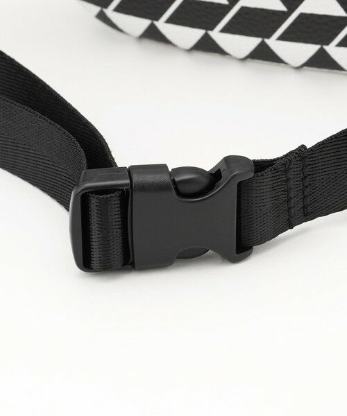 23区GOLF / ニジュウサンンクゴルフ ショルダーバッグ | 【UNISEX】フラッグ総柄ボディバッグ　ラウンドにもタウンユースにも使える！ | 詳細4