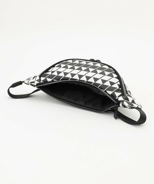 23区GOLF / ニジュウサンンクゴルフ ショルダーバッグ | 【UNISEX】フラッグ総柄ボディバッグ　ラウンドにもタウンユースにも使える！ | 詳細5