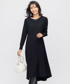 2021 Autumn ＆ Winter<br><br><h4><b>女性らしいシルエットで、今年顔になれるニットワンピース</b></h4><br><b>■デザイン</b><br>程よくフィット感のある、上品なニットワンピース。トップのバランスからふんわりと広がるラインが美しいフィット＆フレアシルエットです。あえて前後のレングスを変えることで、後ろから見たシルエットがより縦長になり、新鮮な印象を作り出します。レングスが異なることで前後左右それぞれの印象が変わり、動きによってシルエットが変化するのもポイントです。また、袖口が程よいリブになっているので、フレアな中にも引き締まった印象を見せてくれます。カラーは上品な印象のネイビー(#075)、大人なブラック(#005)と、WEB限定カラーのラズベリー(#011)の3色展開です。<br><br><b>※WEB限定カラー ラズベリー(#011)はレギュラーサイズのみの展開です。</b><br><br><b>■素材</b><br>ストレッチ糸を芯にソフトでコシのある極細のヴィスコース糸を巻く特別な撚糸方法で作られた、人気の素材です。程よい光沢と高密度できれいな目面がきちんと感を演出してくれる素材です。気持ち良い肌触り、軽さ、伸縮機能性もあり、初秋や季節の変わり目に<span style=”font-size: 0.875rem;”>ぴったりな風合いです。</span><div><br><b>▼同シリーズ</b><br><a href=”https://crosset.onward.co.jp/items/KRWOIA0303” target=”_blank”>ヴィスコースストレッチ ポケット付き ニット(品番:KRWOIA0303)</a><br><a href=”https://crosset.onward.co.jp/items/KRWOIA0304” target=”_blank”>ヴィスコースストレッチ ドルマン ニット(品番:KRWOIA0304)</a><br><a href=”https://crosset.onward.co.jp/items/PRWOIA0303” target=”_blank”>ヴィスコースストレッチ ジョグパンツ(品番:PRWOIA0303)</a><br><a href=”https://crosset.onward.co.jp/items/SKWOIA0303” target=”_blank”>ヴィスコースストレッチ タイト スカート(品番:SKWOIA0303)</a><br><a href=”https://crosset.onward.co.jp/items/OPWOIA0303” target=”_blank”>ヴィスコースストレッチ ニット ワンピース(品番:OPWOIA0303)</a><br><br>※画像はサンプルを使用している為、実際にお届けする商品と仕様が異なる場合がございます。<br>※サンプルはモデルサイズを使用している為、実際の商品のサイズはサイズ詳細の実測をご参照ください。<br></div>