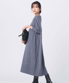 2021 Autumn ＆ Winter<br><br><h4><b>ゆったりとしたサイズ感の、上品なニットワンピース</b></h4><br><b>■デザイン</b><br>オーバーサイズの上質なニットワンピース。サイズのバランスを調節することで、カジュアルすぎない大人な抜け感のあるアイテムに仕上げました。首元は縫い目をなくし横にやや広げたことですっきりと見え、上品な印象を引き出してくれます。ロングブーツと合わせたり、ストールを羽織ってみたりと、様々なスタイリングを楽しめます。ワンピースとしての一枚着だけでなく、ニットパンツと合わせたセットアップ風スタイルもおすすめです。カラーはやわらかい印象のベージュ(#033)、こなれた雰囲気のグレー(#003)、大人なブラック(#005)の3色展開です。<br><br><b>■素材</b><br>紡毛糸(毛足の短い原毛を紡績したやわらかみのある糸)と、梳毛糸(毛足の長い原毛を紡績した光沢のある糸)を撚り合わせ、イタリアの職人技を活かして染めた糸を使用。温かみとすっきり感を併せ持った、エレガントで上品な表面感に仕上げました。また、紡毛糸を梳毛糸で巻いているので、ピリングも起きにくくなっています。<br><br>※画像はサンプルを使用している為、実際にお届けする商品と仕様が異なる場合がございます。<br>※サンプルはモデルサイズを使用している為、実際の商品のサイズはサイズ詳細の実測をご参照ください。<br>