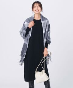 2021 Autumn ＆ Winter<br><br><h4><b>ゆったりとしたサイズ感の、上品なニットワンピース</b></h4><br><b>■デザイン</b><br>オーバーサイズの上質なニットワンピース。サイズのバランスを調節することで、カジュアルすぎない大人な抜け感のあるアイテムに仕上げました。首元は縫い目をなくし横にやや広げたことですっきりと見え、上品な印象を引き出してくれます。ロングブーツと合わせたり、ストールを羽織ってみたりと、様々なスタイリングを楽しめます。ワンピースとしての一枚着だけでなく、ニットパンツと合わせたセットアップ風スタイルもおすすめです。カラーはやわらかい印象のベージュ(#033)、こなれた雰囲気のグレー(#003)、大人なブラック(#005)の3色展開です。<br><br><b>■素材</b><br>紡毛糸(毛足の短い原毛を紡績したやわらかみのある糸)と、梳毛糸(毛足の長い原毛を紡績した光沢のある糸)を撚り合わせ、イタリアの職人技を活かして染めた糸を使用。温かみとすっきり感を併せ持った、エレガントで上品な表面感に仕上げました。また、紡毛糸を梳毛糸で巻いているので、ピリングも起きにくくなっています。<br><br>※画像はサンプルを使用している為、実際にお届けする商品と仕様が異なる場合がございます。<br>※サンプルはモデルサイズを使用している為、実際の商品のサイズはサイズ詳細の実測をご参照ください。<br>