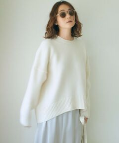 2021 Autumn ＆ Winter <br><br><h4><b>川上桃子×23区コラボ</b></h4><h4><b>大人の可愛いを詰め合わせた、エディターコラボニット</b></h4><br>
<b>■デザイン</b><br>
ファッション、ビューティーライターの川上桃子さんとのコラボレーションニット。ボリュームのあるサイズ感で、ゆったりと着用していただけます。脇のシルエットにこだわり、丸みのある落ち感になるよう設計しました。 前身頃に入ったニットらしい目立てや、後ろ身頃のタック、裾のスリットなどもこだわりのポイント。川上桃子さんの思う“かわいい”を詰め合わせた一着に仕上げています。カーブで前後差をつけた裾は、気になるヒップラインをカバーしてくれます。パンツにももちろん合いますが、<a href=”https://crosset.onward.co.jp/items/SKWOIW0601” target=”_blank”>同素材のタイトスカート</a>と合わせた女性らしい着こなしもおすすめ。ご自宅で洗えるイージーケアも嬉しいポイントです。カラーはベージュ(#033)、アイボリー(#002)、ライトグレー(#003)、ブラック(#005)、アイスブルー(#073)、オレンジ(#020)の、豊富な6色展開です。<br><br>
<b>■素材</b><br>
イタリアボローニャ地区で130年の歴史を持つPAPIFABIO社の素材を使用。独自の紡績技術により生み出されたこだわりの製法で、繊維長の長い良質なエクストラファインメリノの梳毛糸でソフトなカシミヤ紡毛糸を包み込むように撚り合わせています。そのため、品のあるすっきりとした表情でハリコシを持ちながらも着用時には程よい膨らみと軽さを感じられる素材感に仕上がります。<br><br><b>▼同シリーズ</b><br><a href=”https://crosset.onward.co.jp/items/KR23IW0503” target=”_blank”>タートルネックニット(品番:KR23IW0503)</a><br><a href=”https://crosset.onward.co.jp/items/KR23IW0504” target=”_blank”>モックネックニット(品番:KR23IW0504)</a><br><a href=”https://crosset.onward.co.jp/items/KR23IW0505” target=”_blank”>チュニックニット(品番:KR23IW0505)</a><br><a href=”https://crosset.onward.co.jp/items/SKWOIW0601” target=”_blank”>ニットスカート(品番:SKWOIW0601)</a><br><a href=”https://crosset.onward.co.jp/items/OPWOIW0503” target=”_blank”>Vネックワンピース(品番: OPWOIW0503)</a><br><a href=”https://crosset.onward.co.jp/items/ZZ3DIW0601” target=”_blank”>アームウォーマー(品番:ZZ3DIW0601)</a><br><br>
※画像はサンプルを使用している為、実際にお届けする商品と仕様が異なる場合がございます。<br>