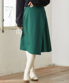 2021 Autumn ＆ Winter<br><br>
<h4><b>歩くたびに揺らめく裾の動きにときめくラップスカート<br><br></b></h4>
<b>■デザイン</b><br>
柔らかなフレアシルエットのミディ丈ラップスカート。ウエスト周りはすっきりと、裾に向かってフレア感を出している女性らしいシルエットの一枚です。ラップ仕立てですが重なりが深いため、めくれすぎる心配もなく安心して穿いていただけます。カラーはオンオフ使えるグレー(#004)、明るく華やぐキャメル(#034)、トレンドのパイングリーン(#064)とコーデにメリハリのつくレッド(#010)の4色展開です。<br><br>
<b>■素材</b><br>
程よいストレッチ感のあるツイル素材です。Super100という上質なウール素材を使用しているため、しなやかで滑らかな肌触りが特徴です。<br><br>
※画像はサンプルを使用している為、実際にお届けする商品と仕様が異なる場合がございます。<br>
※サンプルはモデルサイズを使用している為、実際の商品のサイズはサイズ詳細の実測をご参照ください。<br>