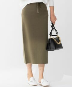 2022 Spring & Summer<br><br><h4><b>女性らしいシルエットの、上質で光沢感のあるニットスカート</b></h4><br><b>■デザイン</b><br>上質で上品なシルエットの、ニットタイトスカート。しっかりとした生地で仕上げることで、体のラインを拾いすぎず綺麗に穿いていただけます。ピリングしにくい素材を使用しているので、お尻まわりの毛玉を気にせず着られるところも嬉しいポイント。きれいめのシャツからラフなカットソー合わせまで、幅広いスタイリングで使用できる万能アイテムです。カラーはブラック(#005)、カーキ(#054)、ネイビー(#075)の3色展開です。<br><br><b>■素材</b><br>ストレッチポリエステルを芯に、ソフトな風合いで光沢感の有るテンセルを巻いた糸です。テンセルはLENZING社の原料で環境にやさしいサステナブル素材。ピリングにも強いため、日常使いにおすすめできる素材です。<br><br><b>▼同シリーズ</b><br><a href=”https://crosset.onward.co.jp/items/KRWONS0356” target=”_blank”>Vネックカーディガン(品番:KRWONS0356)</a><br><a href=”https://crosset.onward.co.jp/items/KRWONS0357” target=”_blank”>リブニット(品番:KRWONS0357)</a><br><a href=”https://crosset.onward.co.jp/items/SKWONS0358” target=”_blank”>パフスリーブニット(品番:KRWONS0358)</a><br><br>※画像はサンプルを使用している為、実際にお届けする商品と仕様が異なる場合がございます。<br>※サンプルはモデルサイズを使用している為、実際の商品のサイズはサイズ詳細の実測をご参照ください。<br>