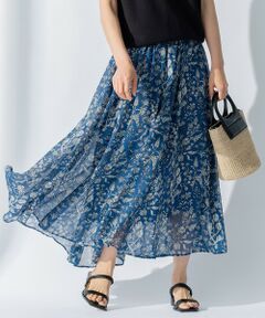 2022 Spring & Summer<br><h4><b>
大人シックなフラワープリントが目を引くフレアスカート</b></h4>
<b>■デザイン</b><br>
深みのあるシックな印象のフラワープリントのスカート。ボリュームのあるフレアシルエットは女性らしさを引き上げます。Tシャツやシンプルなニットを合わせてコーディネイトの主役として活用したり、同素材のブラウスと合わせセットアップにしても着用していただけます。カラー展開はマスタード(#540)とブルー(#570)の2色です。※ウエストはファスナー開き仕様です。<br><br>

<b>■素材</b><br>
イタリアRatti 社によるボタニカルモチーフプリント。モチーフを繊細な線描画でアレンジしたデザインとダークカラーがコントラストとなりモダンな雰囲気に。ベースの素材にはシボ感のある楊柳を使いナチュラル印象の素材に仕上げました。<br><br>
<b>■—Ratti社—</b><br>
1945年創業 。イタリア コモ地区の中でも最高クラスに位置する歴史あるプリントメーカーです。 想像力・企画力・表現力において素晴らしい実力があり、過去の膨大なアーカイブだけでなく、 常に市場をリードする先見性のあるトレンド性と高級感を醸し出す商品は世界中の一流デザイナーを顧客に持っています。 自社の一貫工場による生産は品質安定性が高く、広く認知されています。 <br><br>

<b>■同シリーズ</b><br>
<a href=”https://crosset.onward.co.jp/items/BLWONA0101” target=”_blank”>Ratti  フラワープリント ブラウス(品番:BLWONA0101)</a><br><a href=”https://crosset.onward.co.jp/items/OPWONA0101” target=”_blank”>Ratti  フラワープリント ワンピース(品番:OPWONA0101)</a><br>
※画像はサンプルを使用している為、実際にお届けする商品と仕様が異なる場合がございます。