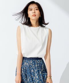 2022 Spring & Summer<br><br><h4><b>シルエットで差をつける、大人のシンプルカットソー</b></h4><br><b>■デザイン</b><br>リラックス感が感じられる薄手のノースリーブカットソー。薄手でありながらハリがあり、透けづらいのが嬉しい一枚。前身頃がタック仕様になっており、立体的なシルエットを作り出した、シンプルな中にも大人に丁度良い、デザイン性のあるトップスに仕上げました。スリット入りで前後差があるので、パンツ合わせだけでなく、プリントスカートに合わせるなど、スタイリングに取り入れやすい一枚着トップスです。オフホワイト(#002)、ブラック(#005)、差し色にもなるマスタード(#042)、ロイヤルブルー(#070)の4色展開です。<br><br><span style=”font-weight: bolder;”>■素材</span><br>非常に滑らかで、繊細なタッチを醸し出してくれる超長綿スーピマコットンを使用。コットンとは思えないほどの独特のしなやかさ、すべりのいいタッチが特徴です。また、編みにもこだわり、通常よりもハイゲージに編み上げることで、目面のきれいさと身体のラインを拾い過ぎない、肌離れ感のある素材に仕上げました。<br><br><span style=”font-weight: bolder;”>▼同シリーズ</span><br><a href=”https://crosset.onward.co.jp/items/KKWONX0132” target=”_blank”>ロゴTシャツ(品番:KKWONX0132)</a><br><a href=”https://crosset.onward.co.jp/items/OPWONX0634” target=”_blank”>ノースリーブワンピース(品番:OPWONX0634)</a><br><br><br>※画像はサンプルを使用している為、実際にお届けする商品と仕様が異なる場合がございます。<br>