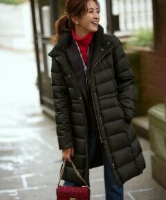 2023 Autumn&Winter<br>
<h4><b>毎年大好評、23区の洗えるダウン</b></h4>
<b>■デザイン</b><br>
23区で毎冬人気の高い洗えるダウンコートを今っぽくきれいに着こなせるようシルエットをアップデートしました。ヒップが隠れる丈感で暖かく、女性らしいシルエットも兼ね備えた真冬まで大活躍するロングダウンコートです。新たにウエストにドロストコードをいれ、お好みでシルエットに変化をつけられるようにしています。誰でもスタイルアップして見えるきれいなシルエットにこだわりました。直接肌に当たる顔周りは、襟の内側に別布を使用しております。カラーは、着るお洋服を選ばないネイビー(#075)、上品な深みのあるダークブラウン(#054)、柔らかな印象のベージュ(#033)、ベーシックなブラック(#005)の4色です。<br><br>

<b>■素材</b><br>細番手のハイマルチヤーンを使用した23区で長年好評いただいているポリエステルタフタ素材です。今年は超極細で強度のあるハイマルチヤーンを使用した23区のために開発されたオリジナル素材にアップデート。微光沢のきれいな表面、軽量かつソフトでしなやかな風合いが特徴です。 静電気軽減・撥水性・片面シレー加工で羽が抜けにくい等、機能面も兼ね備えておりご自宅でお手入れしていただける「洗えるダウン」です。 <br><br>
<b>■同シリーズ</b><br>
シレータフタ ショートダウンコート(品番:CM23SW0501)<br>
シレータフタ コンパクト ダウンコート(品番:CMWOSW0601)<br><br>

※画像はサンプルを使用している為、実際にお届けする商品と仕様が異なる場合がございます。<br>