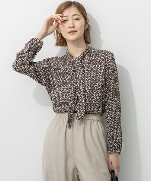 23区/ニジュウサンク 【洗える】モダンジオメトリックプリント ブラウス ダークブラウン系 38