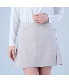 動くたび、美しく洗練されたエレガンスを纏うモノグラムプリーツスカートは、スタイルアップを叶えるデザインと、動きやすさを兼ね備えています。<br><br>ブランドの象徴である「23」と「NS」をモチーフにしたアイコニックなモノグラム柄を、日本の伝統織物の技術で上品に仕上げた特別な一着。モノグラムのリュクスな表情が、洗練された雰囲気を演出します。<br><br>シルエットは、フロントをすっきり見せる無地デザインと、動くたびに揺れ、軽やかさを生むバックのプリーツのコンビネーション。視覚的なメリハリが生まれ、スタイルアップ効果も抜群です。<br><br>素材には、日本の伝統織物産地・米沢で開発された特別なファブリックを採用。織物ならではの上質な風合いと、しなやかな着心地を実現しました。細部にまでこだわり、左ポケットにはゴールドのミニファスナーをプラス。さりげないアクセントが、ラグジュアリーなムードを引き立てます。<br><br>さらに、ウエストの内側にはシリコンテープを施し、トップスをインしてもズレにくい仕様に。プレー中も美しいシルエットをキープし、どんな瞬間もエレガントに。<br><br>■コンセプト■<br>南フランスのリゾート地ニース（プロバンス語で「Nissa」）をイメージしたゴルフブランド。美しいコートダジュールを背景にヨーロッパのエスプリを感じさせる洗練されたウェア＆グッズを展開します。<BR>