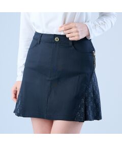 動くたび、美しく洗練されたエレガンスを纏うモノグラムプリーツスカートは、スタイルアップを叶えるデザインと、動きやすさを兼ね備えています。<br><br>ブランドの象徴である「23」と「NS」をモチーフにしたアイコニックなモノグラム柄を、日本の伝統織物の技術で上品に仕上げた特別な一着。モノグラムのリュクスな表情が、洗練された雰囲気を演出します。<br><br>シルエットは、フロントをすっきり見せる無地デザインと、動くたびに揺れ、軽やかさを生むバックのプリーツのコンビネーション。視覚的なメリハリが生まれ、スタイルアップ効果も抜群です。<br><br>素材には、日本の伝統織物産地・米沢で開発された特別なファブリックを採用。織物ならではの上質な風合いと、しなやかな着心地を実現しました。細部にまでこだわり、左ポケットにはゴールドのミニファスナーをプラス。さりげないアクセントが、ラグジュアリーなムードを引き立てます。<br><br>さらに、ウエストの内側にはシリコンテープを施し、トップスをインしてもズレにくい仕様に。プレー中も美しいシルエットをキープし、どんな瞬間もエレガントに。<br><br>■コンセプト■<br>南フランスのリゾート地ニース（プロバンス語で「Nissa」）をイメージしたゴルフブランド。美しいコートダジュールを背景にヨーロッパのエスプリを感じさせる洗練されたウェア＆グッズを展開します。<BR>