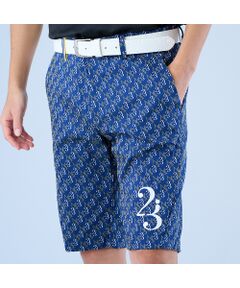 上質なデザインと優れた機能性を兼ね備えた、Nissa Golfのモノグラムハーフパンツ。ブランドを象徴する「23」と「NS」をモチーフにしたモノグラム柄を、日本の伝統的織物産地・米沢の技術で織り上げた、MADE IN JAPANのラグジュアリーな一着です。<br><br>繊細な織りが生み出す奥行きのあるモノグラム柄は、品格と存在感を演出。右裾にはブランドアイコン「23」のプリントが施され、シンプルながらも視線を引きつけるデザインに仕上げています。ウエストは、イージーフィットなゴム＋スピンドル仕様で、締め付け感を調整できる快適な履き心地を実現。さらに、後ウエストループにはオリジナルDカンを搭載し、リモコンフックなどを取り付けられる便利なディテールをプラスしました。<br><br>他にはない上品な素材使いと、自由なフィット感を兼ね備えた一本。<br><br>■コンセプト■<br>南フランスのリゾート地ニース（プロバンス語で「Nissa」）をイメージしたゴルフブランド。美しいコートダジュールを背景にヨーロッパのエスプリを感じさせる洗練されたウェア＆グッズを展開します。<BR>