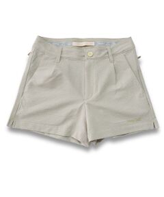 <font color='#0063B1'><b>【林菜乃子プロ着用】<br>爽やかさと機能性を纏う、夏の本命ショートパンツ。</b></font><br><br><br>清涼感あふれるサッカー素材を活かした軽やかな着心地と、洗練されたデザインが魅力のNissa Golfのサッカーショートパンツ。<br><br>生地には、ポリエステル機能糸「Primeflex&reg;」を採用。糸の収縮を利用したサッカー生地が、程よくストレッチし、快適な動きをサポート。さらに、吸湿速乾性に優れた機能素材が、汗をかいてもすぐに乾き、暑い日でも肌に張りつかず、爽やかな履き心地をキープします。<br><br>機能性も充実しており、便利な4ポケット仕様に加え、Dカン付きでアクセサリーや小物の収納もスマートに。さらに、ウエスト部分にはNissa Golfらしい4色テープのループデザインを施し、シンプルな中にもブランドらしい遊び心をプラスしました。<br><br>また、ウエスト内側にはシリコンテープを搭載し、トップスをインしてもずれにくく、プレー中のスタイルを美しくキープ。動きやすさと洗練されたシルエットを両立させています。<br><br>ゴルフシーンはもちろん、カジュアルな普段使いにもぴったりなデザインです。<br><br><br>モデル(外国人)身長: 160cm/ サイズ2着用<br>モデル(日本人)身長: 168cm/ サイズ2着用<br><br><br><br><br><br>■コンセプト■<br>南フランスのリゾート地ニース（プロバンス語で「Nissa」）をイメージしたゴルフブランド。美しいコートダジュールを背景にヨーロッパのエスプリを感じさせる洗練されたウェア＆グッズを展開します。<BR>