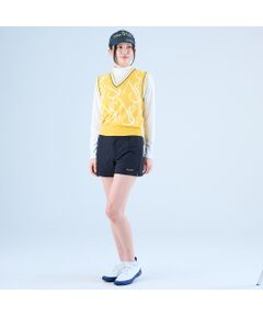 <font color='#0063B1'><b>【林菜乃子プロ着用】<br>爽やかさと機能性を纏う、夏の本命ショートパンツ。</b></font><br><br><br>清涼感あふれるサッカー素材を活かした軽やかな着心地と、洗練されたデザインが魅力のNissa Golfのサッカーショートパンツ。<br><br>生地には、ポリエステル機能糸「Primeflex&reg;」を採用。糸の収縮を利用したサッカー生地が、程よくストレッチし、快適な動きをサポート。さらに、吸湿速乾性に優れた機能素材が、汗をかいてもすぐに乾き、暑い日でも肌に張りつかず、爽やかな履き心地をキープします。<br><br>機能性も充実しており、便利な4ポケット仕様に加え、Dカン付きでアクセサリーや小物の収納もスマートに。さらに、ウエスト部分にはNissa Golfらしい4色テープのループデザインを施し、シンプルな中にもブランドらしい遊び心をプラスしました。<br><br>また、ウエスト内側にはシリコンテープを搭載し、トップスをインしてもずれにくく、プレー中のスタイルを美しくキープ。動きやすさと洗練されたシルエットを両立させています。<br><br>ゴルフシーンはもちろん、カジュアルな普段使いにもぴったりなデザインです。<br><br><br>モデル(外国人)身長: 160cm/ サイズ2着用<br>モデル(日本人)身長: 168cm/ サイズ2着用<br><br><br><br><br><br>■コンセプト■<br>南フランスのリゾート地ニース（プロバンス語で「Nissa」）をイメージしたゴルフブランド。美しいコートダジュールを背景にヨーロッパのエスプリを感じさせる洗練されたウェア＆グッズを展開します。<BR>