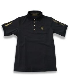 機能性とデザイン性を兼ね備えた、Nissa Golf トゥルーボーテポロシャツは、紫外線対策を超えた、ワンランク上の快適性を実現する高機能ポロシャツです。一般的なUVカットでは防ぎきれない**近赤外線を吸収＆カットする「Trubeaute&reg;」**を採用し、紫外線＋近赤外線のダブルガードで肌を守ります。プレー中の快適さとスタイリッシュさを実現します。<br><br>襟と袖口には鹿子メッシュ編みを施し、通気性に優れながらも見た目にも清涼感のあるデザインに仕上げました。さらに、サイドには裏使いのメッシュパネルを採用し、ウエスト部分に程よいフィット感を持たせることで、シルエットを美しく整えながら動きやすさも確保。ゴルフプレーのダイナミックな動きにもスムーズに対応します。<br><br>前立てには、オリジナルのゴールドボタンを採用し、洗練された印象をプラス。シンプルながらもラグジュアリーなアクセントを添えています。また、軽量でシワになりにくい素材を使用し、長時間の着用でもストレスを感じさせない快適な着心地に。<br><br>編み立ての襟には、大きめのNissaロゴジャカードを施し、ブランドらしい存在感を演出。スポーティーでありながらも品格のある仕上がりで、プレーの場でも洗練されたスタイルを叶えます。<br><br>■コンセプト■<br>南フランスのリゾート地ニース（プロバンス語で「Nissa」）をイメージしたゴルフブランド。美しいコートダジュールを背景にヨーロッパのエスプリを感じさせる洗練されたウェア＆グッズを展開します。<BR>