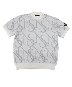 個性と機能美を纏う、Nissa Golf モノグラムニットモックネックは、存在感のあるデザインと快適な着心地を両立させた一着。ブランドのアイデンティティを象徴する「NS」モノグラムを大胆に取り入れ、スポーティーでありながらも洗練されたスタイルを演出します。<br>リブ部分にはタック編みを施し、立体感のあるデザインでワンランク上の仕立てを実現。さらに、左袖にはブランドオリジナルワッペンをプラスし、細部までこだわりを感じるディテールに。素材には接触冷感の糸を使用し、プレー中のベタつきを軽減。長時間の着用でも快適な着心地をキープします。<br><br>カラーは、視線を惹きつけるブルーやイエローのブランドアイコンカラーに加え、ホワイトやブラックは大胆なロゴデザインを取り入れながらもシックな印象に。どのカラーも個性的でありながら、スタイリッシュに着こなせるバリエーションとなっています。<br><br>ゴルフシーンでの存在感を際立たせ、機能性も備えた一枚。<br><br>■コンセプト■<br>南フランスのリゾート地ニース（プロバンス語で「Nissa」）をイメージしたゴルフブランド。美しいコートダジュールを背景にヨーロッパのエスプリを感じさせる洗練されたウェア＆グッズを展開します。<BR>