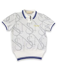 クラシック×モダンな「NS」ニットポロは、Nissa Golfのアイコニックな「NS」ロゴを大胆にあしらい、トラディショナルなムードの中にスポーティーなエッセンスを加えたデザイン。洗練されたデザインと機能性が融合し、ゴルフシーンはもちろん、都会的なスポーツスタイルとしても活躍する一枚です。<br><br>フロントの下前立てには、Nissa Golfのブランドカラーをあしらい、「NS」らしさをプラス。リブ部分にもラインを入れることで、クラシックな雰囲気を持ちながらもアクティブな印象を演出しました。<br><br>素材には、接触冷感機能を持つ特別な糸を使用。暑い日のプレー中も、肌に触れた瞬間から心地よいクールな感触を与え、ベタつきを軽減しながら快適な着心地をキープ。汗をかいてもさらっとした状態を保ち、ストレスなくプレーに集中できます。<br><br>■コンセプト■<br>南フランスのリゾート地ニース（プロバンス語で「Nissa」）をイメージしたゴルフブランド。美しいコートダジュールを背景にヨーロッパのエスプリを感じさせる洗練されたウェア＆グッズを展開します。<BR>