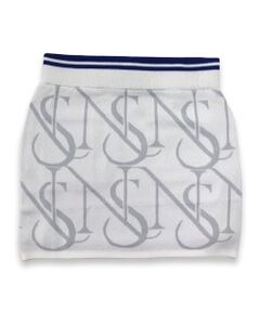 洗練されたスポーティースタイルのNSニットスカートは、Nissa Golfのアイコニックな「NS」ロゴを大胆にあしらい、クラシカルな要素とスポーティーなディテールを融合した上品なデザインです。<br><br>ウエストのリブ部分にはラインを施し、スポーティーなエッセンスをプラス。シンプルながらも計算されたデザインが、スタイルを引き締め、ゴルフシーンに映える洗練されたシルエットを演出します。<br><br>滑りの良い裏地付きで、気になる透けを防ぎながら、美しいラインをキープ。さらに、両脇＆バックにポケットを備えた多収納デザインで、ティーやスコアカードなど、プレー中に必要なアイテムをスマートに持ち運べる機能性も魅力です。<br><br>暑い日のプレーでも快適に過ごせるように、接触冷感機能を持つ特別な糸を採用。汗をかいてもさらっとした履き心地をキープし、ラウンドの最後までストレスフリーに。<br><br>■コンセプト■<br>南フランスのリゾート地ニース（プロバンス語で「Nissa」）をイメージしたゴルフブランド。美しいコートダジュールを背景にヨーロッパのエスプリを感じさせる洗練されたウェア＆グッズを展開します。<BR>