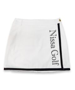 <font color='#0063B1'><b>華やかに映える、美シルエットラップスカート</b></font><br><br>洗練された配色と美シルエットの Nissa Golf ラップスカートはスポーティーな配色切り替えとアイコニックなロゴデザインが特徴の、洗練されたスタイルを演出する一着です。動きやすさとスタイルアップを両立し、グリーンの上でも華やかに映えます。<br><br>配色切り替えとNissaロゴがアクセントとなり、シンプルながらも洗練された印象に仕上げました。ウエスト部分にはシリコンテープを施し、トップスをインした際のズレを防ぐことで、プレー中も美しいシルエットをキープ。さらに、ベルトループにはブランドカラーのブルー・イエロー・ホワイト・ブラックの4色テープをワンポイントとして配置し、細部までこだわったデザインに仕上げています。<br><br>機能性にも優れ、吸湿速乾＆ストレッチ素材を採用することで、汗をかいてもさらっとした快適な履き心地が続きます。適度な伸縮性があり、スイングや移動時にもストレスフリーなフィット感を実現。<br><br>爽やかでリュクスなミントと、華やかでフェミニンなピンク、定番のブラック、クリーンなホワイトの4色展開で、リゾートゴルフをイメージした色使いは、プレーシーンをより華やかに彩ります。<br><br>モデル(外国人)身長: 160cm/ サイズ2着用<br>モデル(日本人)身長: 168cm/ サイズ2着用<br><br><br><br>■コンセプト■<br>南フランスのリゾート地ニース（プロバンス語で「Nissa」）をイメージしたゴルフブランド。美しいコートダジュールを背景にヨーロッパのエスプリを感じさせる洗練されたウェア＆グッズを展開します。<BR>