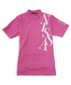 洗練されたデザインと大胆なアクセントの パネルジャカードモックネック。<br><br>上品なモノグラムと幾何柄を組み合わせ、エレガントな印象を演出しました。肩から斜めに入れた大胆なロゴプリントがアクセントとなり、グリーン上でもひと際映えるデザインに。<br><br>襟元はフィット感のある仕立てで、スマートな着こなしを叶えながら、プレー中の快適な着心地を提供。シーズンカラーには、メンズにも人気の高いピンクを差し色に採用し、リゾート感溢れるカラーリングで展開。鮮やかなカラーと洗練されたデザインが融合し、機能性とファッション性を兼ね備えています。<br><br>■コンセプト■<br>南フランスのリゾート地ニース（プロバンス語で「Nissa」）をイメージしたゴルフブランド。美しいコートダジュールを背景にヨーロッパのエスプリを感じさせる洗練されたウェア＆グッズを展開します。<BR>