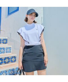 <font color='#0063B1'><b>軽やかに、上品に。<br>洗練された華やぎと機能を纏うラッフルスリーブモックネック</b></font><br><br>NS23のラッフルスリーブモックネックは、洗練されたデザインと快適な着心地を兼ね備えた一着。配色パイピングが施された上品なラッフルスリーブが女性らしいエレガンスを演出し、シンプルながらも存在感のあるデザインに仕上げました。<br><br>ディテールにもこだわり、胸元には「NS」イニシャルロゴを配置することでブランドのアイデンティティをさりげなくアピール。バックにはメッセージロゴをプリントし、どの角度から見ても美しく、スタイリッシュな印象を与えます。また、ラッフルスリーブはサイドや脇下が見えない設計になっており、プレー中も安心して動ける仕様です。<br><br>さらに、リゾート気分を高めるシーズンカラーとして、爽やかでエレガントなミントと華やかでフェミニンなピンクを差し色に採用。リゾートゴルフを思わせる洗練されたカラー展開で、コーディネートを一気に華やかに仕上げます。<br><br>1枚で着てもサマになるデザイン性の高さが魅力で、シンプルなボトムスと合わせても洗練された着こなしが叶う、機能性とエレガンスを兼ね備えた万能アイテムです。<br><br>モデル(外国人)身長: 160cm/ サイズ2着用<br>モデル(日本人)身長: 168cm/ サイズ2着用<br><br>■コンセプト■<br>南フランスのリゾート地ニース（プロバンス語で「Nissa」）をイメージしたゴルフブランド。美しいコートダジュールを背景にヨーロッパのエスプリを感じさせる洗練されたウェア＆グッズを展開します。<BR>