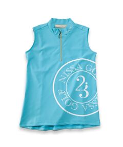 グリーン上で映える大胆なサークルプリントが、シンプルなボトムスと合わせるだけでコーディネートの主役に。後ろ身頃にはメッセージロゴをさりげなく配置し、主張しすぎない大人の洗練された魅力をプラスします。さらに、ハーフZIPタイプを採用しているため、着脱がスムーズで実用性も抜群。ジップの開閉によってスタイルの変化を楽しめるのも魅力です。<br><br>機能性にも優れ、吸湿速乾のストレッチ素材を使用することで、汗をかいても快適な着心地をキープ。暑い日のラウンドでもさらりとした肌触りが続きます。また、適度なストレッチ性がスイング時の動きを妨げることなく、自由なプレーをサポートします。<br><br>シーズンカラーには、爽やかで品のあるミントと華やかで女性らしいピンクの差し色を採用。夏のゴルフスタイルに映える、リゾート感あふれるカラーバリエーションで展開し、コーディネートの幅を広げます。<br><br>■コンセプト■<br>南フランスのリゾート地ニース（プロバンス語で「Nissa」）をイメージしたゴルフブランド。美しいコートダジュールを背景にヨーロッパのエスプリを感じさせる洗練されたウェア＆グッズを展開します。<BR>