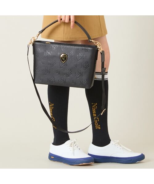 NS23 par Nissa Golf / エヌエス23・パー・ニッサゴルフ スポーツグッズ | 【本革使用】エンボス加工ショルダーバッグ大 | 詳細1