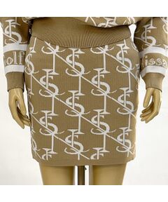 特殊原料CWO™（レアメタル）を糸に練り込み、太陽光を利用して発熱する＜WarmdArt&reg;＞を使用。<br>ストレッチ性のある再生ポリエステルを使用した蓄熱保温素材です。<br>Nissa Golfのイニシャル「NS」を大胆にあしらったモノグラムシジャカード。<br>冬のラウンドでも暖かく、個性の光るニットスカートです。<br>同素材のプルオーバーとのセットアップスタイルもおすすめ。<br>モノグラム柄ニットセーター：23135552<br>Collar：ベージュ、ブラック、オレンジ<br><br>着用スタッフ身長：154cm　着用サイズ：2<br><br>■商品特性■<br>素材の厚さ：やや厚い<br>素材の透け感：透けない<br>素材の光沢：光沢がない<br>素材の伸縮性：ある<br><br>■コンセプト■<br>南フランスのリゾート地ニース（プロバンス語で「Nissa」）をイメージしたゴルフブランド。美しいコートダジュールを背景にヨーロッパのエスプリを感じさせる洗練されたウェア＆グッズを展開します。<BR>